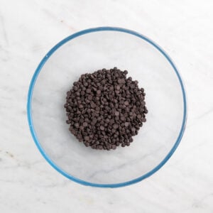 Pepitas de chocolate en un bol.