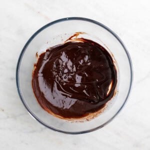 Ganache de chocolate en un bol.