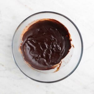 Ganache de chocolate solidificada en la nevera.