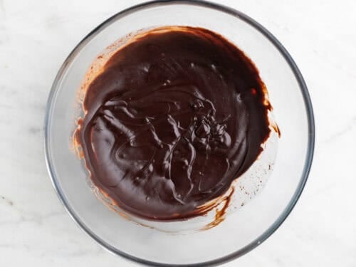 Ganache de chocolate solidificada en la nevera.