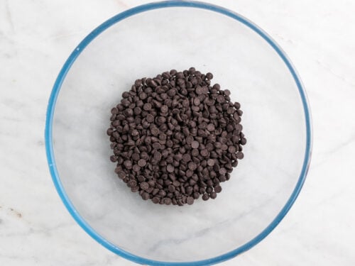 Pepitas de chocolate en un bol.
