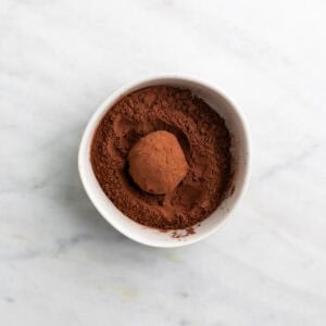 Trufa rebozada en cacao en polvo.