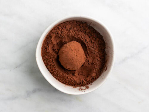 Trufa rebozada en cacao en polvo.