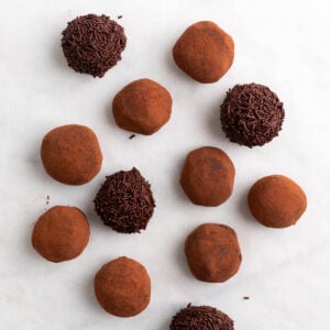 Trufas de chocolate variadas con cobertura de cacao y fideos de chocolate.