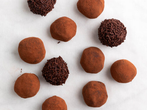 Trufas de chocolate variadas con cobertura de cacao y fideos de chocolate.