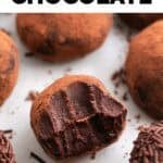 Trufas de chocolate caseras con cacao y fideos de chocolate, una de ellas mordida.