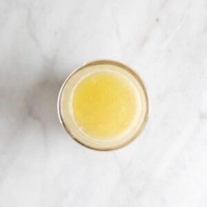 Ingredientes echados en un tarro