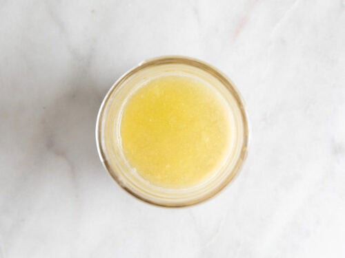 Ingredientes echados en un tarro