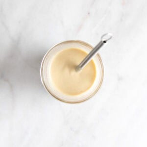 Aliño de tahini ya mezclado en un tarro