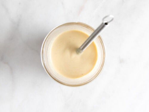 Aliño de tahini ya mezclado en un tarro