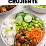 Dos boles de arroz con tofu crujiente, con sésamo por encima y cebolleta fresca