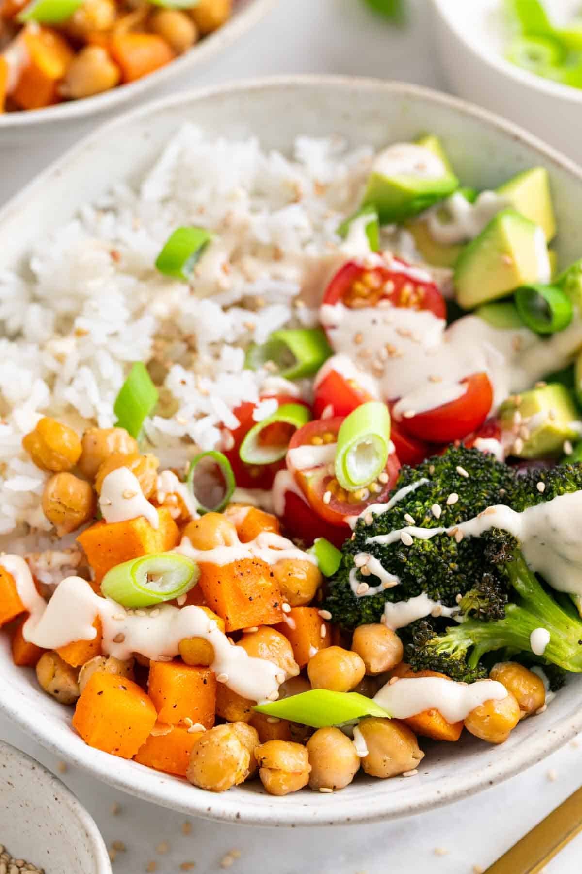 Bol de arroz con boniato, br&oacute;coli y garbanzos asados con ali&ntilde;o de tahini