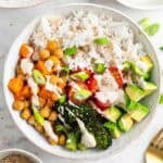 Bol de arroz con verduras asadas y aliño de tahini por encima
