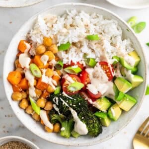 Bol de arroz con verduras asadas y ali&ntilde;o de tahini por encima