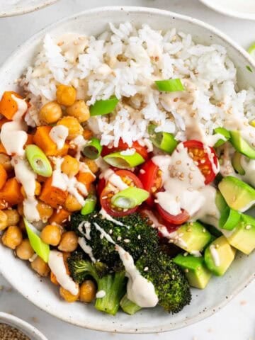 Bol de arroz con verduras asadas y aliño de tahini por encima