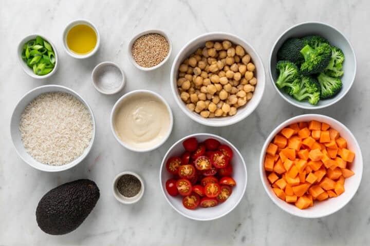 Ingredientes para hacer un bol de arroz con verduras asadas