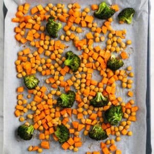 Garbanzos, brócoli y boniato en una bandeja para horno después de hornear