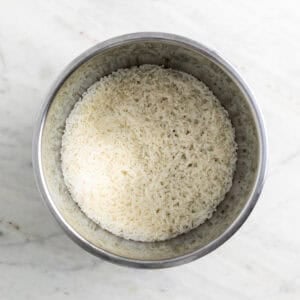 Arroz cocinado en un bol