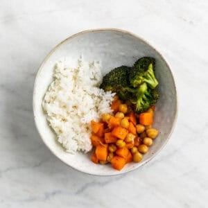 Plato saludable con arroz, brócoli, zanahorias y garbanzos, preparado en la cocina de Danza de Fogon.