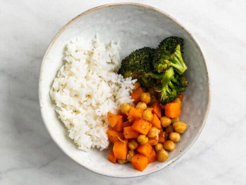 Plato saludable con arroz, br&oacute;coli, zanahorias y garbanzos, preparado en la cocina de Danza de Fogon.