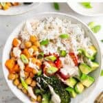 Bol de arroz con verduras, sésamo y cebolleta con aliño de tahini