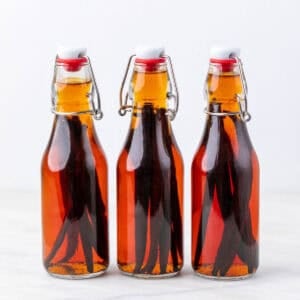Extracto de vainilla casero en tres botellas con vainas de vainilla dentro