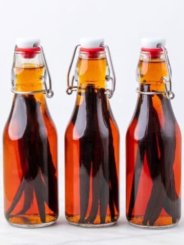 Extracto de vainilla casero en tres botellas con vainas de vainilla dentro