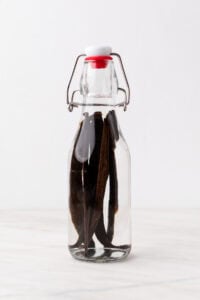 Botella con vainas de vainilla cubiertas con vodka