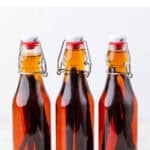 Tres botellas de extracto de vainilla con las vainas infusionadas