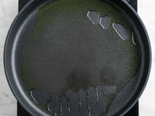 Aceite en una sartén.