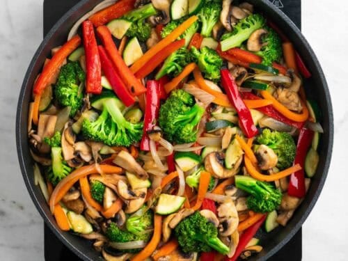 Verduras salteadas en una sartén.