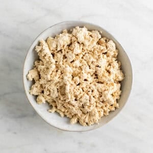 Tofu desmenuzado en un bol
