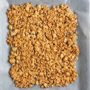 Tofu con el marinado sobre la bandeja de horno