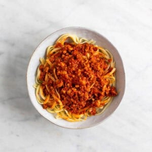 Bol con espaguetis y boloñesa de tofu