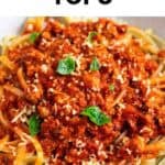 Bol de espaguetis con tofu desmenuzado, salsa de tomate y albahaca fresca