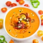 Bol de gazpacho andaluz con un chorrito de aceite de oliva, tomates cherry y pepino troceado
