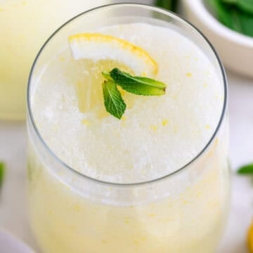 Granizado de limón refrescante servido en vasos con menta y rodaja de limón