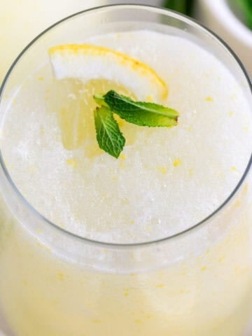 Granizado de limón refrescante servido en vasos con menta y rodaja de limón