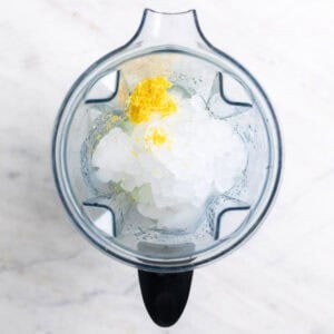 Ingredientes para hacer granizado de limón en una jarra