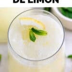 Granizado de limón casero con hojas de menta y limón en vaso