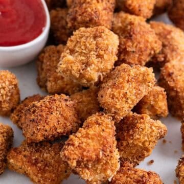 Nuggets veganos de tofu crujientes servidos con ketchup