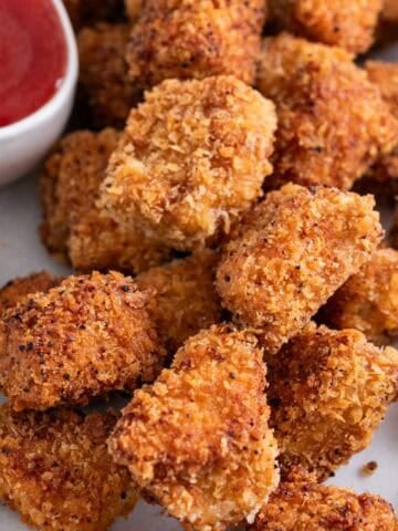 Nuggets veganos de tofu crujientes servidos con ketchup