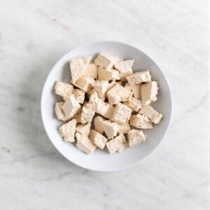 Tofu troceado en un plato