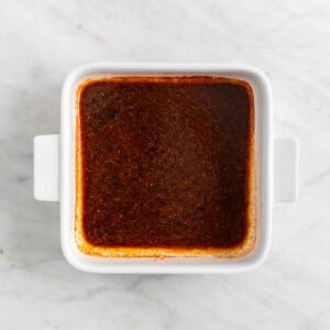 Marinado en un recipiente para horno
