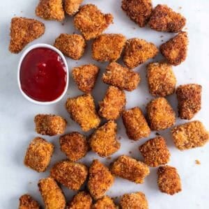 Nuggets veganos de tofu servidos con ketchup