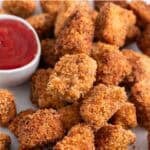 Nuggets veganos de tofu con un cuenco de ketchup