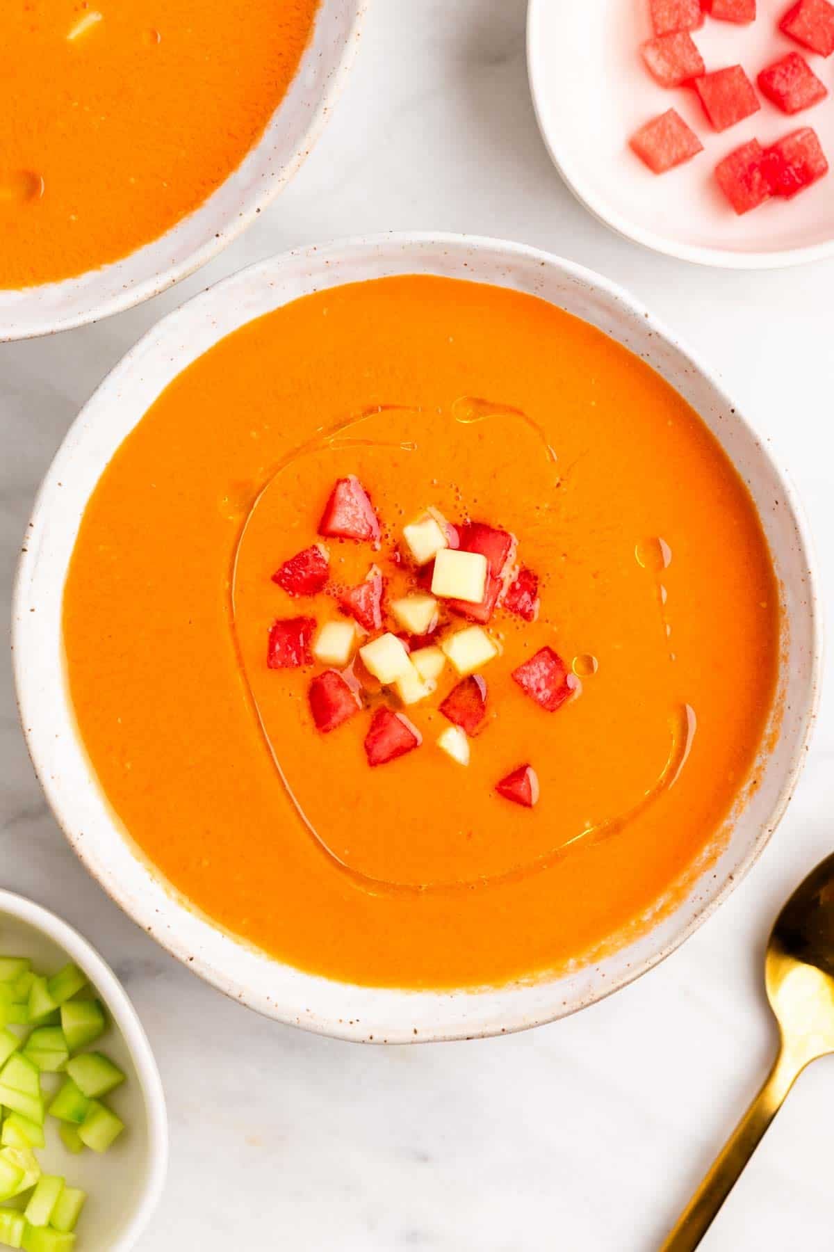 Dos boles de gazpacho de sand&iacute;a con pepino, sand&iacute;a y aceite de oliva