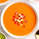 Boles de gazpacho de sandía decorados con taquitos de pepino y sandía