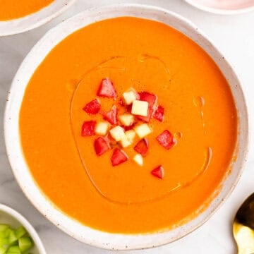 Boles de gazpacho de sandía decorados con taquitos de pepino y sandía