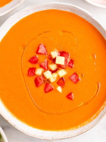 Boles de gazpacho de sandía decorados con taquitos de pepino y sandía
